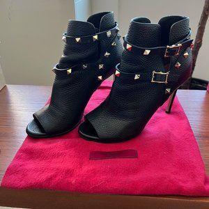 Valentino Garavani Rockstud Ankle Boots in Black Leather Size 35.5